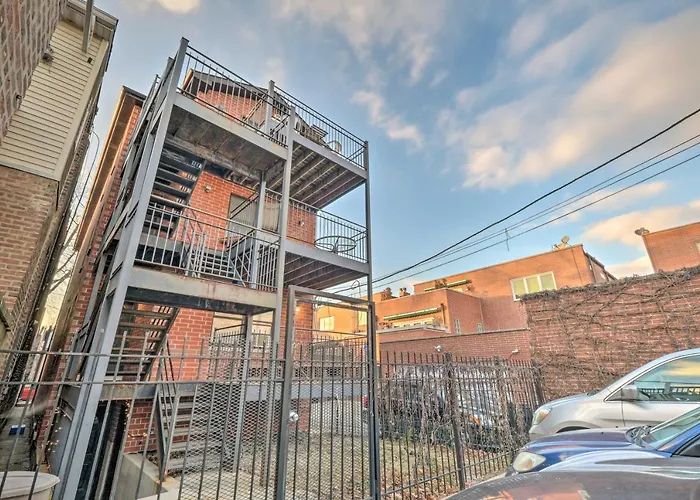 Chicago Condo W/ Balcony: Walk To Cta Stations!