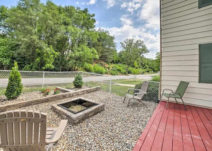 Pet-Friendly Lake Getaway: 1 Block To Beach!